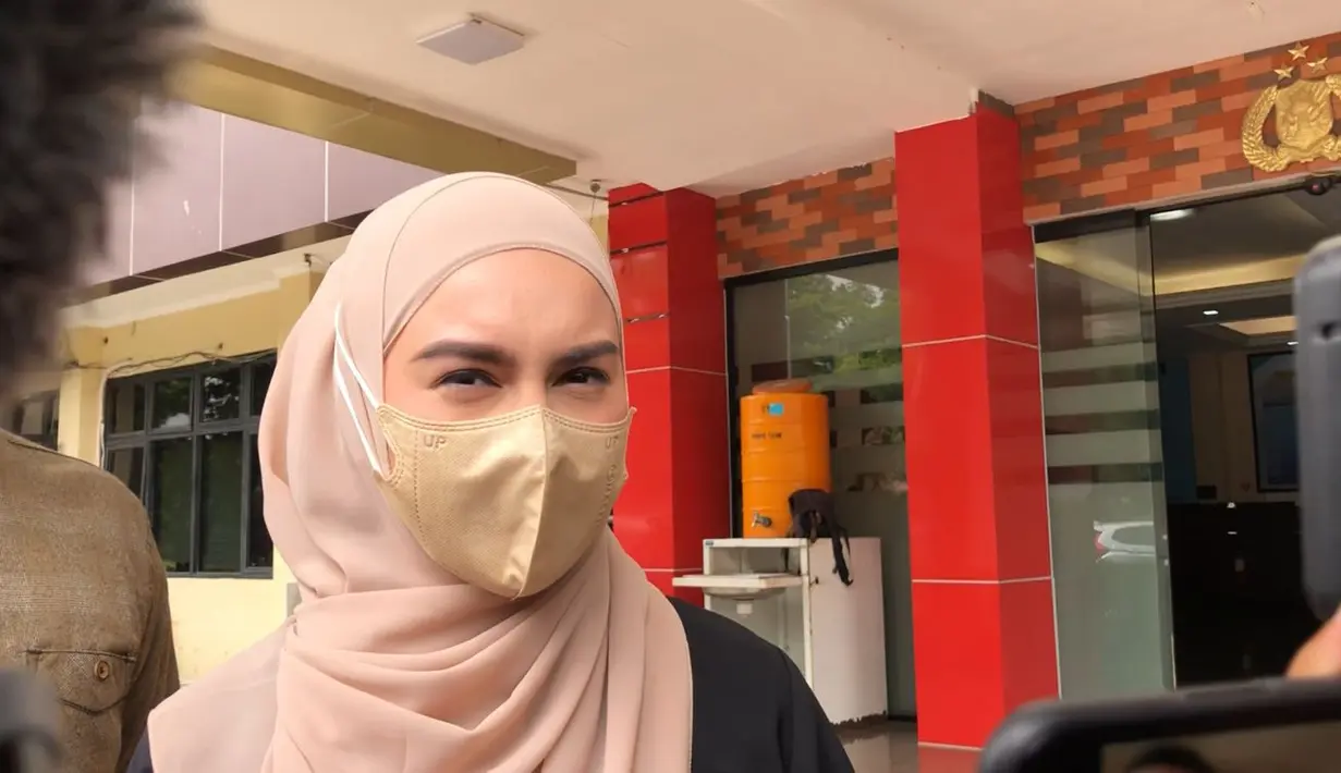 Perempuan kelahiran Cirebon 26 tahun silam itu menambahkan, ia dan keluarganya menyerahkan proses hukum Ammar Zoni ke pihak yang berwajib. [Foto; Kapanlagi.com]