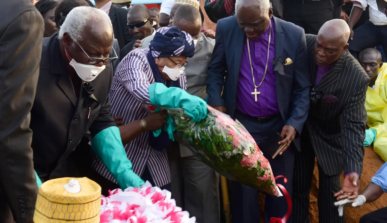 Presiden Sierra Leone Ernest Bai Koroma (kedua kiri) dan Presiden Liberia Ellen Johnson Sirleaf (tengah) meletakan bunga saat menghadiri pemakaman korban longsor di pemakaman Paloko, Waterloo, Sierra Leone,(17/8). (AFP Photo/Seyllou)
