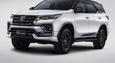 Toyota Fortuner merupakan salah satu SUV terbaik dan terpopuler dari Toyota. Mobil yang dibanderol dengan harga mulai dari Rp550 jutaan ini sudah ditenagai oleh mesin 158hp dengan fitur keselamatan lengkap dan kapasitas yang besar. (Source: toyota.astra.co.id)