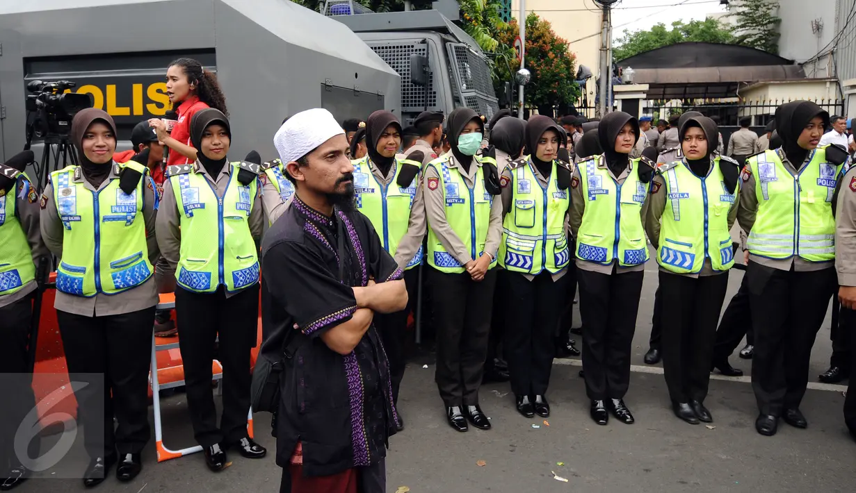 Petugas Polisi Wanita berhijab berjaga di depan PN Jakarta Utara saat sidang kasus dugaan penodaan agama dengan terdakwa Basuki Tjahaja Purnama, Selasa (27/12). Sidang beragendakan putusan sela dari majelis hakim. (Liputan6.com/Helmi Fithriansyah)