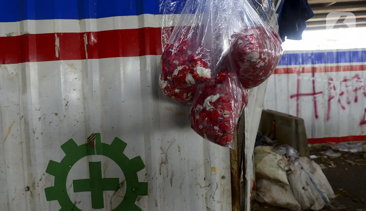 Kembang untuk berziarah dijual di kawasan Gembrong, Prumpung, Jakarta, Kamis (23/4/2020). Jelang Ramadan, pedagang kembang untuk berziarah mengeluhkan sepinya pembeli karena adanya Pembatasan Sosial Berskala Besar (PSBB) untuk mencegah penyebaran COVID-19. (merdeka.com/Imam Buhori)