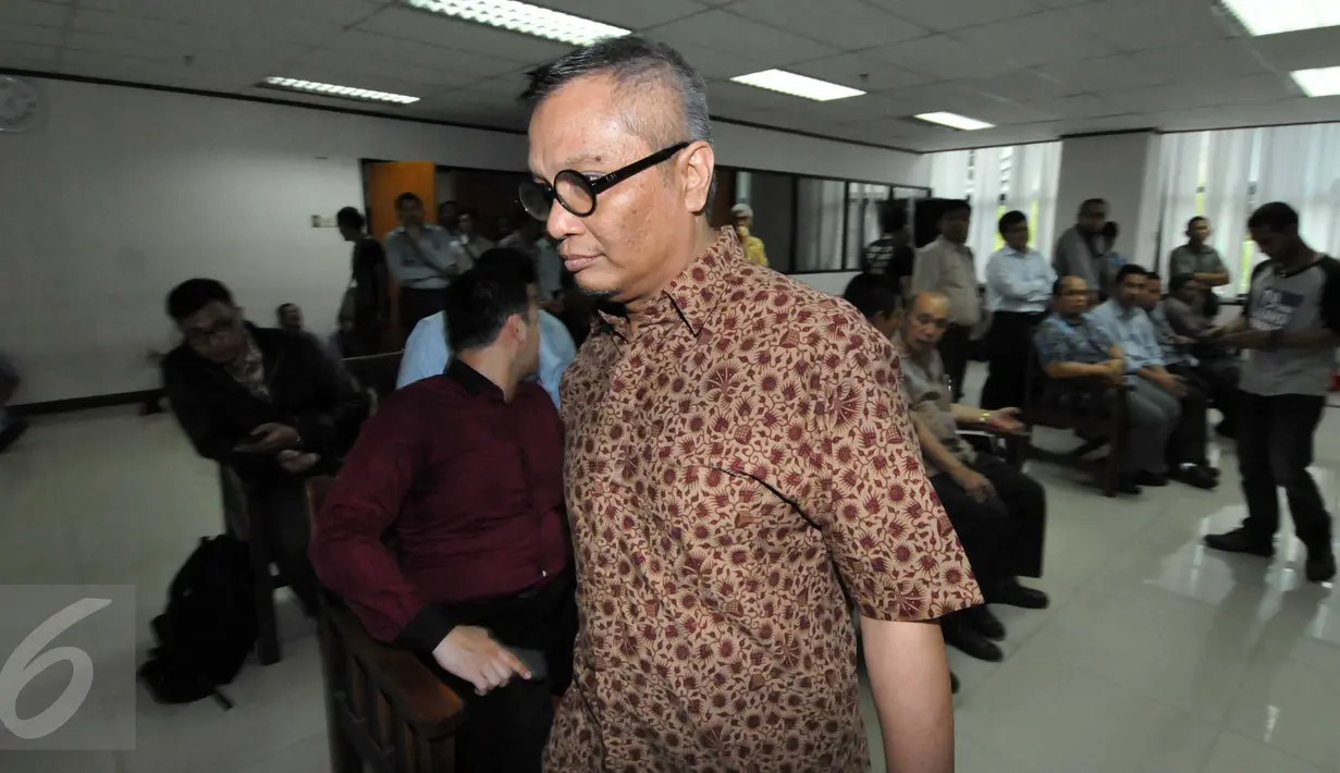 Alex Usman saat berada di ruang sidang untuk menjalani sidang perdana pembacaan dakwaan di Pengadilan Tipikor, Jakarta, Kamis (29/10/2015). Alex Usman didakwa merugikan keuangan negara sejumlah Rp81.433.496.225. (Liputan6.com/Helmi Afandi)