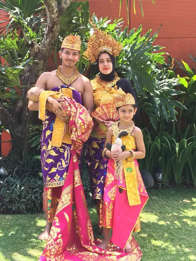 Potret 6 Keluarga Seleb saat Pakai Baju Tradisional Bali, Bak Warga Lokal