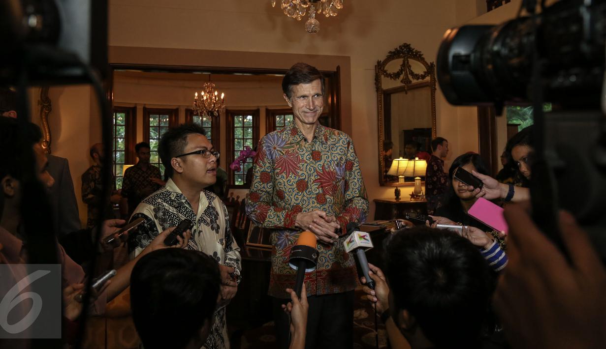 Dubes AS untuk Indonesia Robert O Blake (kiri) memberikan keterangan pers dikediamannya, Jakarta, Rabu (24/6/2015). Kegiatan buka puasa tersebut untuk menjalin silaturahmi antara pemerintah AS dengan pemuka Islam Indonesia. (Liputan6.com/Faizal Fanani)