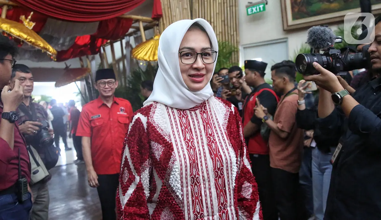 Airin Rachmi Diany hadir langsung pada acara penyerahan surat rekomendasi oleh PDI-P. (Liputan6.com/Angga Yuniar)