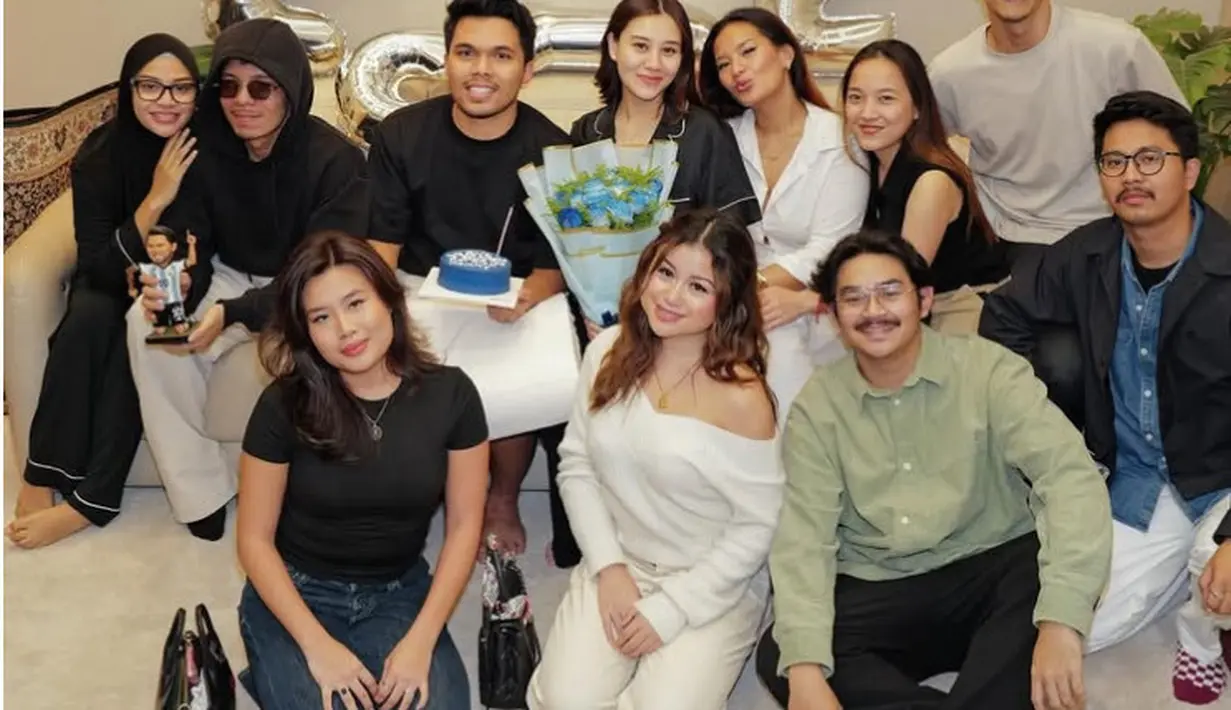 Hadir pula kakak iparnya, Aurel Hermansyah yang sama-sama mengenakan piyama warna hitam. Aaliyah pun tampak memesona di usianya yang baru.  [@thariqhalilintar]