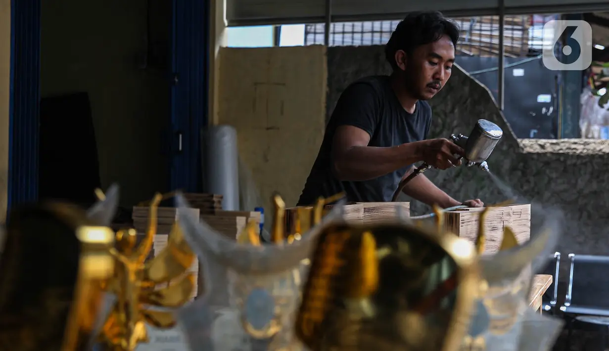 Plakat maupun piala-piala tersebut sebagai bentuk penghargaan kepada mereka yang memenangi perlombaan. (Liputan6.com/Angga Yuniar)