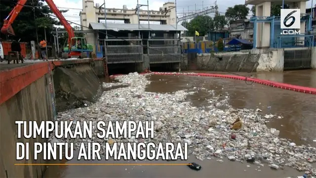 Banjir kiriman yang menggenangi wilayah bantaran kali Ciliwung meninggalkan tumpukan sampah di pintu air manggarai. Sejak Sabtu (9/10/2018) subuh petugas membersihkan sampah yang menyangkut di pintu air