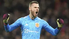 Spanyol terkenal menjadi salah satu negara penghasil pemain-pemain terbaik yang mentas di liga-liga top Eropa. Seperti di posisi penjaga gawang, beberapa kiper asal Spanyol masih menjadi andalan klub-klub elite Eropa di bawah mistar. Harga mereka pun tidak main-main, bahkan tergolong mewah seiring dengan penampilan apik mereka bersama klub yang dibela. Tercatat, 5 kiper berikut memiliki nilai pasar tertinggi menurut situs Transfermarkt dari seluruh kiper asal Spanyol yang berlaga di liga-liga top Eropa. (AP Photo/Dave Thompson)