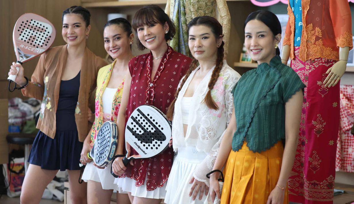 Pihak penyelenggara berharap melalui kegiatan ini akan semakin banyak anak muda yang merasa akrab dan percaya diri untuk mengenakan kebaya dalam berbagai kegiatan. Tampak dalam foto, peserta bermain padel berpose saat kegiatan Padel Berkebaya di Bounce Padel Club, Jakarta, Sabtu (7/2/2026). (Kapanlagi.com/Budy Santoso)