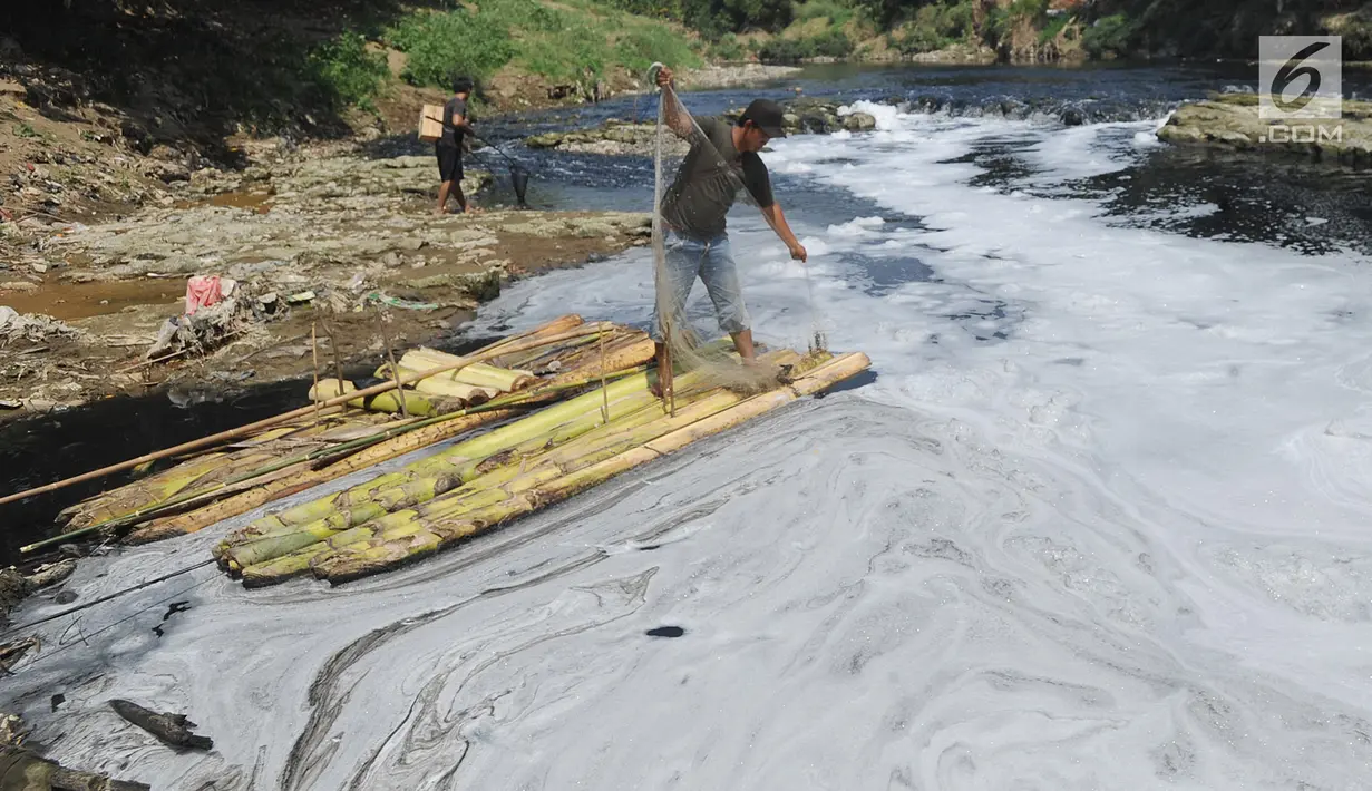 Warga mencari ikan di aliran Sungai Cileungsi yang berwarna hitam pekat di kawasan Bojong Kulur, Gunung Putri, Kabupaten Bogor, Jawa Barat, Selasa (23/7/2019). Air Sungai Cileungsi diduga  tercemar limbah pabrik sehingga menyebabkan ikan mati dan menimbulkan bau tak sedap. (merdeka.com/Arie Basuki)
