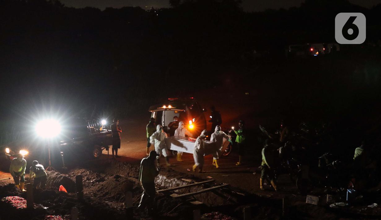 Proses pemakaman jenazah dengan protokol COVID-19 di TPU Pondok Ranggon, Jakarta, Sabtu (19/9/2020). Hingga Sabtu (19/9), angka positif COVID-19 di Indonesia bertambah menjadi 240.687 orang, sembuh 174.350 dan meninggal dunia 9.448. (Liputan6.com/Helmi Fithriansyah)