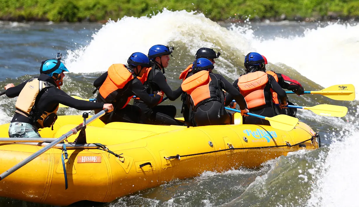 Pembalap Red Bull Racing, Max Verstappen dan Daniel Ricciardo serta pembalap F1 Scuderia Toro Rosso, Daniil Kvyat mengayuh perahu karet untuk menaklukkan arus liar di Sungai Saint Lawrence, Kanada, 7 Juni 2017 (Dan Istitene/GETTY IMAGES NORTH AMERICA/AFP)