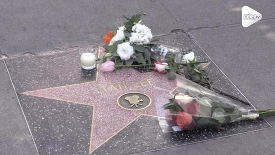 VIDEO: Stan Lee Meninggal, Fans Taruh Karangan Bunga