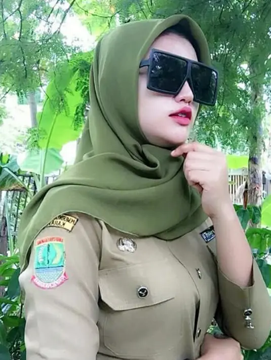 Oza Moza yang bernama asli Fuji Yanti berpose dengan seragam PNS. Oza Moza kerap menggungah foto-foto cantiknya berseragam PNS ke Instagram dan dibanjiri komentar oleh netizen yang mengatakan jika wajahnya mirip dengan Miyabi. (Instagram/@mozakitty95)
