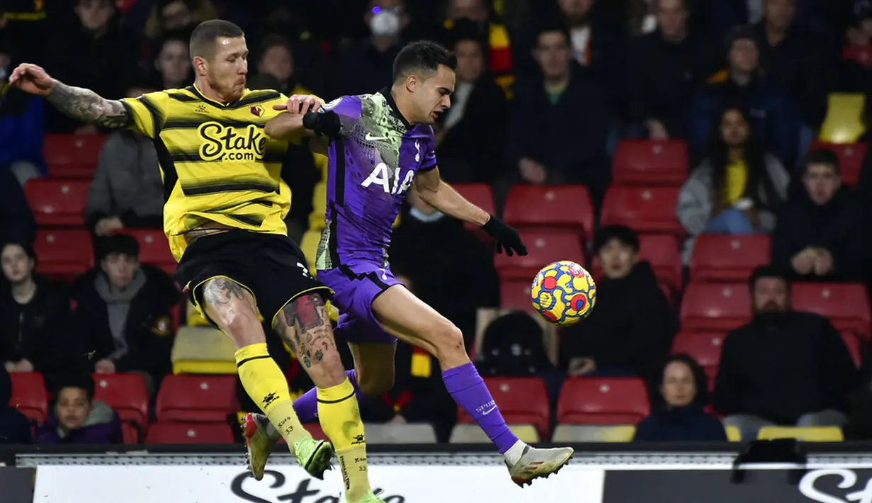 Pemain Watford Juraj Kucka (kiri) berduel memperebutkan bola dengan pemain Tottenham Hotspur Sergio Reguilon pada pertandingan sepak bola Liga Inggris di Vicarage Road, Watford, Inggris, 1 Januari 2022. Tottenham Hotspur menang 1-0. (AP Photo/Rui Vieira)