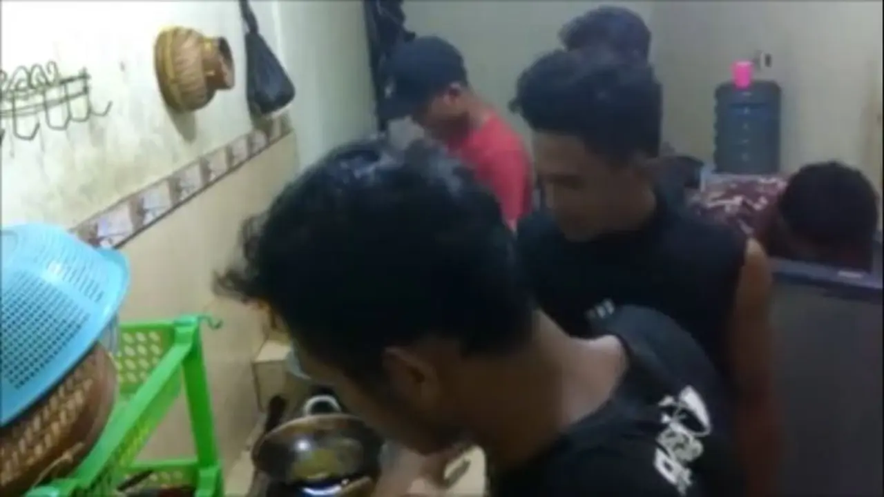 Sekelompok Pria Masuk Dapur, Kira-kira Apa yang Bakal Terjadi?