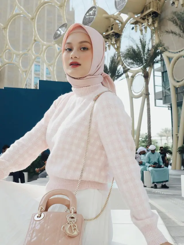 Selalu Pakai Pashmina, Ini 6 Potret Dinda Hauw dalam Balutan Jilbab Segi Empat
