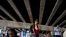 Massa pendukung pemerintah Thailand mendirikan kamp di bawah jembatan di pinggiran kota Bangkok, Thailand, (22/5/2014). (AFP PHOTO/Manan Vatsyayana)