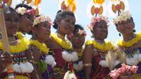 Salah eka pakaian adat di Papua. (Liputan6.com/Katharina Janur)