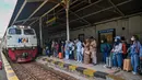 Selama tiga hari arus balik masa angkutan Lebaran 2025, jumlah penumpang yang turun di stasiun KAI wilayah Daop 8 Surabaya lebih banyak dibandingkan dengan jumlah penumpang yang berangkat. (JUNI KRISWANTO/AFP)
