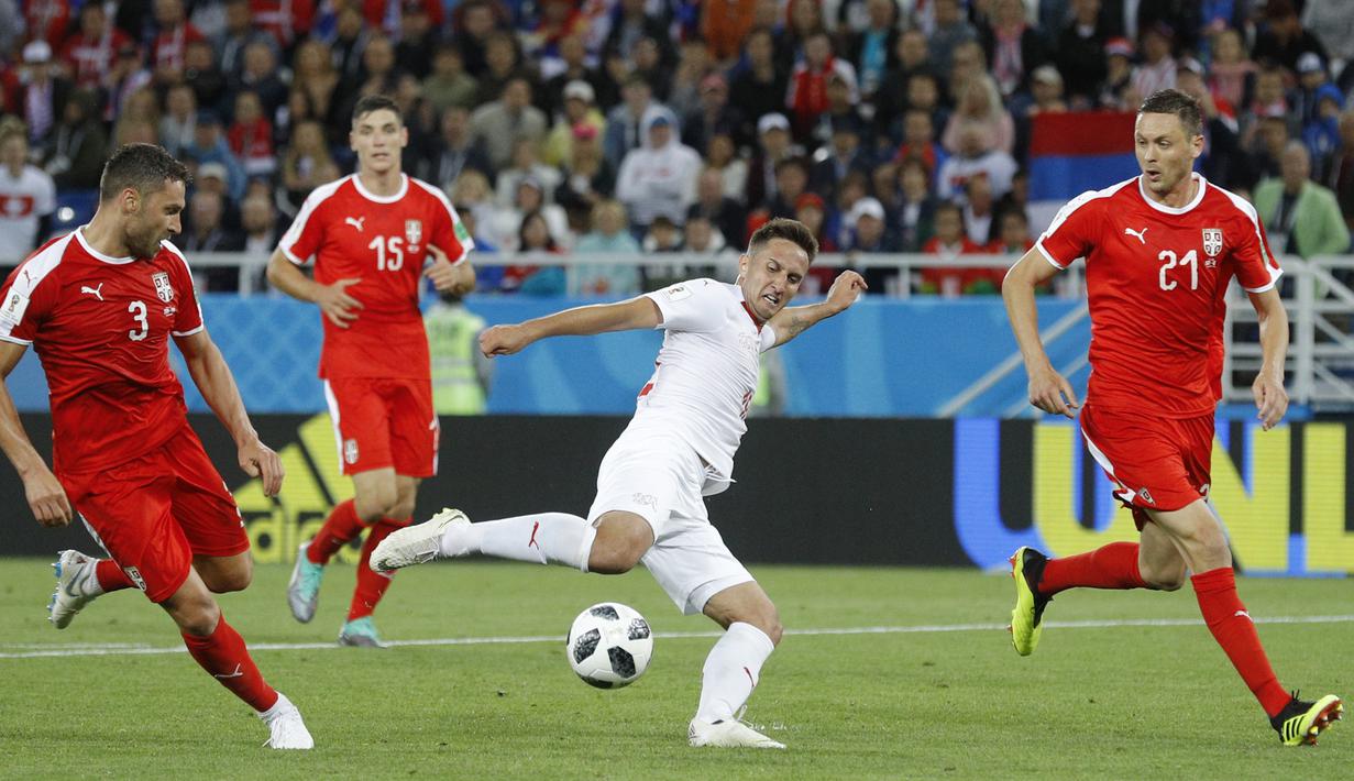Gelandang Swiss, Mario Gavranovic, berusaha melepaskan tendangan saat melawan Serbia pada laga grup E Piala Dunia di Stadion Kaliningrad, Kaliningrad, Jumat (22/6/2018). Swiss menang 2-1 atas Serbia. (AP/Victor Caivano)