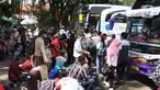 Calon penumpang menunggu jadwal keberangkatan bus di Terminal Tipe A Poris Plawad, Kota Tangerang, Banten, Jumat (21/5/2021). Terminal tersebut kembali beroperasi dan memberangkatkan bus antar kota antar provinsi (AKAP) setelah berakhirnya masa larangan mudik Lebaran. (Liputan6.com/Angga Yuniar)