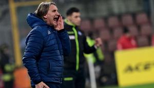 Pelatih kepala US Cremonese asal Italia, Davide Nicola, meneriakkan instruksi kepada para pemainnya dari pinggir lapangan selama pertandingan Serie A Italia antara US Cremonese dan Inter Milan di Stadion Giovanni Zini di Cremona, Italia utara, pada 1 Februari 2026. (Piero CRUCIATTI/AFP)