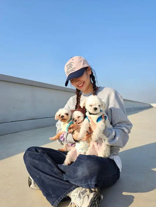 Gaya kasual Jung So Min pakai atasan abu-abu lengan panjang dengan celana jeans, dan topi. [Foto: Instagram/somin_jj]