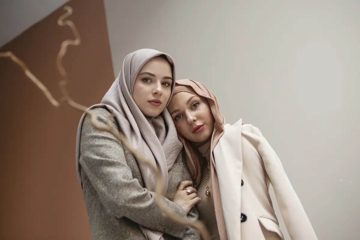 Ilustrasi wanita dengan hijab oval