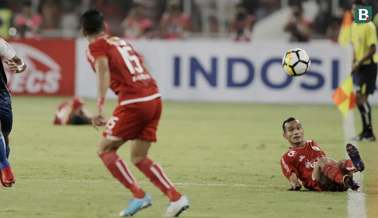 Gelandang Persija Jakarta, Riko Simanjuntak, menendang bola saat pertandingan melawan Arema FC pada laga Liga 1 di SUGBK, Jakarta, Sabtu (31/3/2018). Persija menang 3-1 atas Arema FC. (Bola.com/M Iqbal Ichsan)