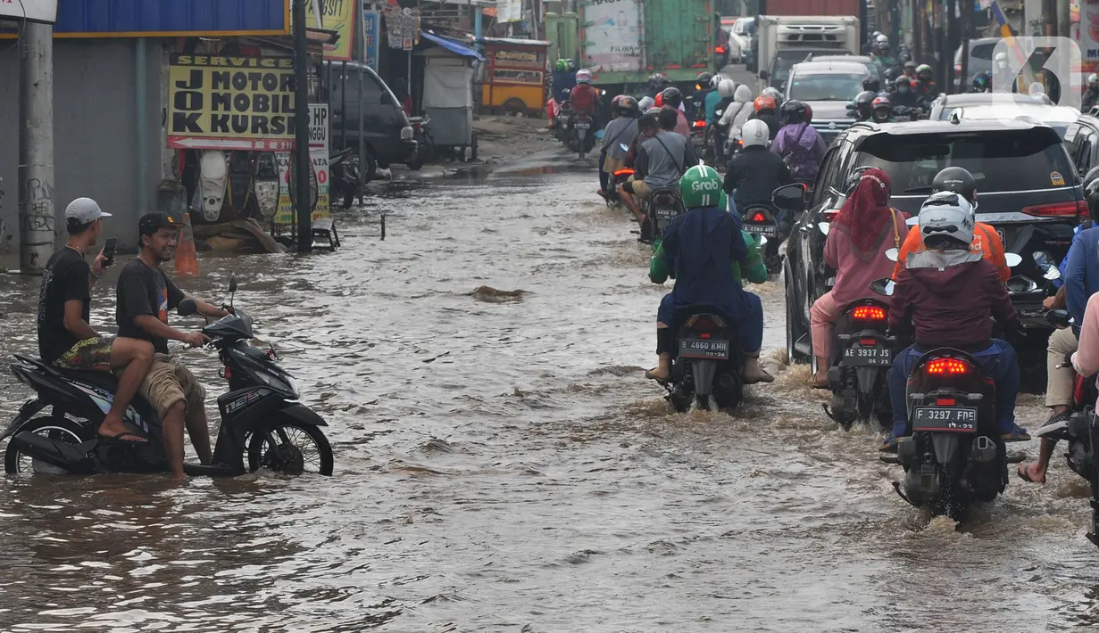 Pengendara menerobos banjir yang menggenangi kawasan perempatan Mampang, Depok, Jawa Barat, Rabu (18/05/20222). Banjir tersebut disebabkan meluapnya Kali Mampang. Menurut pejabat setempat, banjir terjadi akibat adanya batang pohon yang tersangkut di kolong jembatan Mampang. (merdeka.com/Arie Basuki)