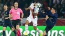 Gelandang Paris Saint-Germain, Marquinhos, menyundul bola saat melawan Real Madrid pada laga Liga Champions di Stadion Parc des Princes, Rabu (18/9/2019). PSG menang 3-0 atas Real Madrid. (AP/Michel Euler)