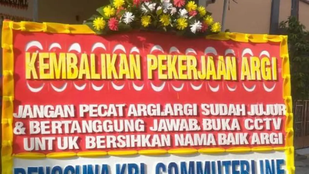 Karangan bunga berisi dukungan untuk Argi, pegawai KAI yang turut terseret dalam kasus viral hilangnya tumbler senilai Rp300 ribu, terlihat di Stasiun Rawa Buntu. (Istimewa)