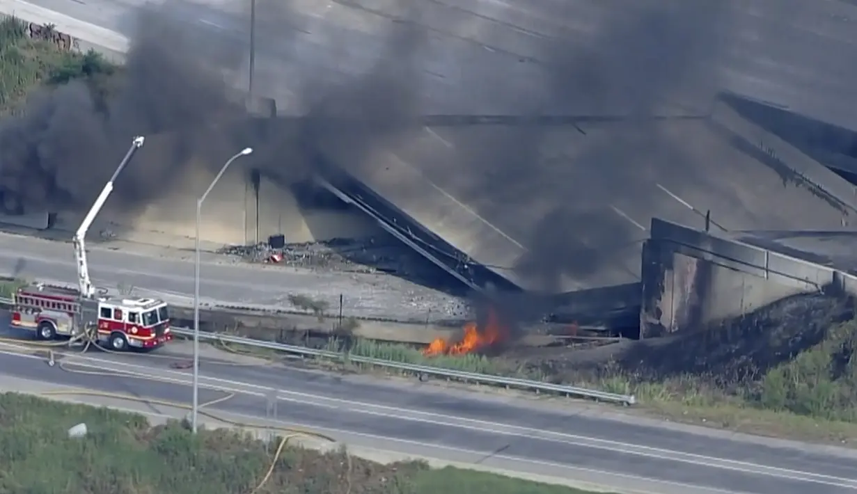 Tangkapan layar dari video yang disediakan oleh WPVI-TV/6ABC ini menunjukkan bagian I-95 yang runtuh dengan truk pemadam kebakaran di tempat kejadian di Philadelphia, Minggu (11/6/2023). (WPVI-TV/6ABC via AP)