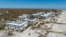 Air mengalir melewati bangunan di tepi laut setelah Badai Ian melewati daerah itu, Pulau Sanibel, Florida, Amerika Serikat, 30 September 2022. Badai Ian yang menerjang Kuba lalu Florida, kini menyeberang ke Samudra Atlantik dan bergejolak ke arah Carolina Selatan. (AP Photo/Steve Helber)