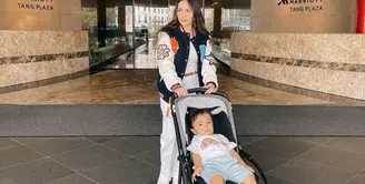 Melakoni peran sebagai ibu rumah tangga dan memiliki dua anak tak bikin pesona Momo Geisha memudar. [Foto: IG/therealmomogeisha].