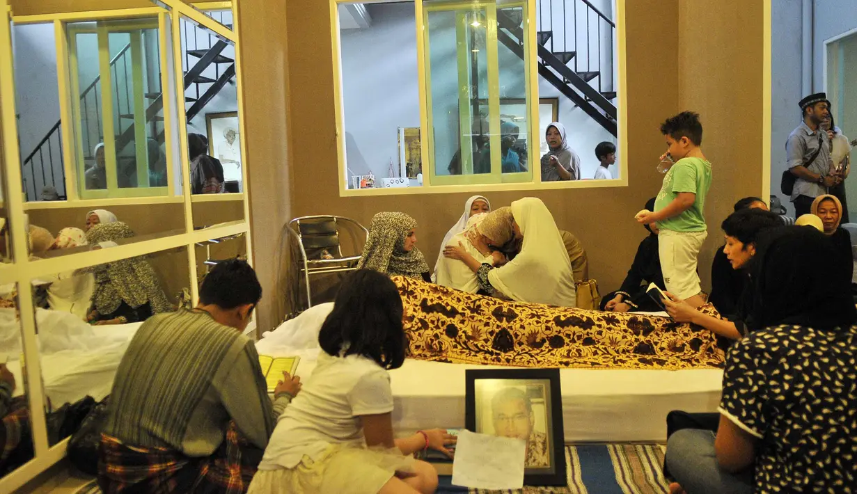 Suasana rumah duka almarhum Yanni Libels. (Liputan6.com/Panji Diksana)