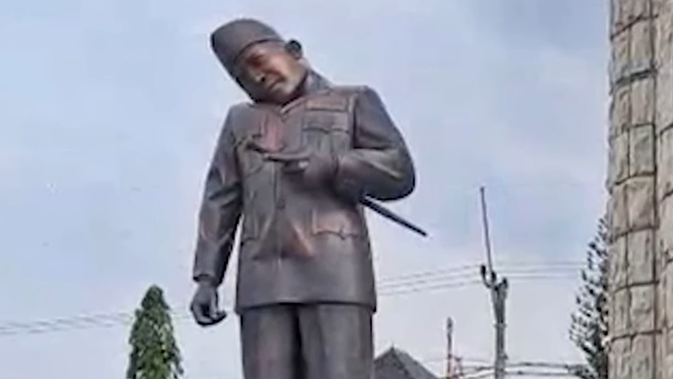 Detik-detik Kepala Patung Soekarno di Indramayu Patah Leher dan Miring