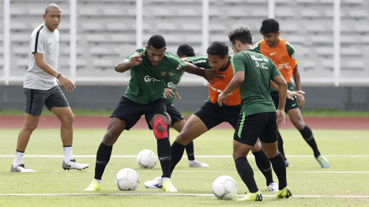 Pemain Timnas Indonesia U-22, Marinus Wanewar, berebut bola dengan Andy Setyo. (Bola.com/Yoppy Renato)
