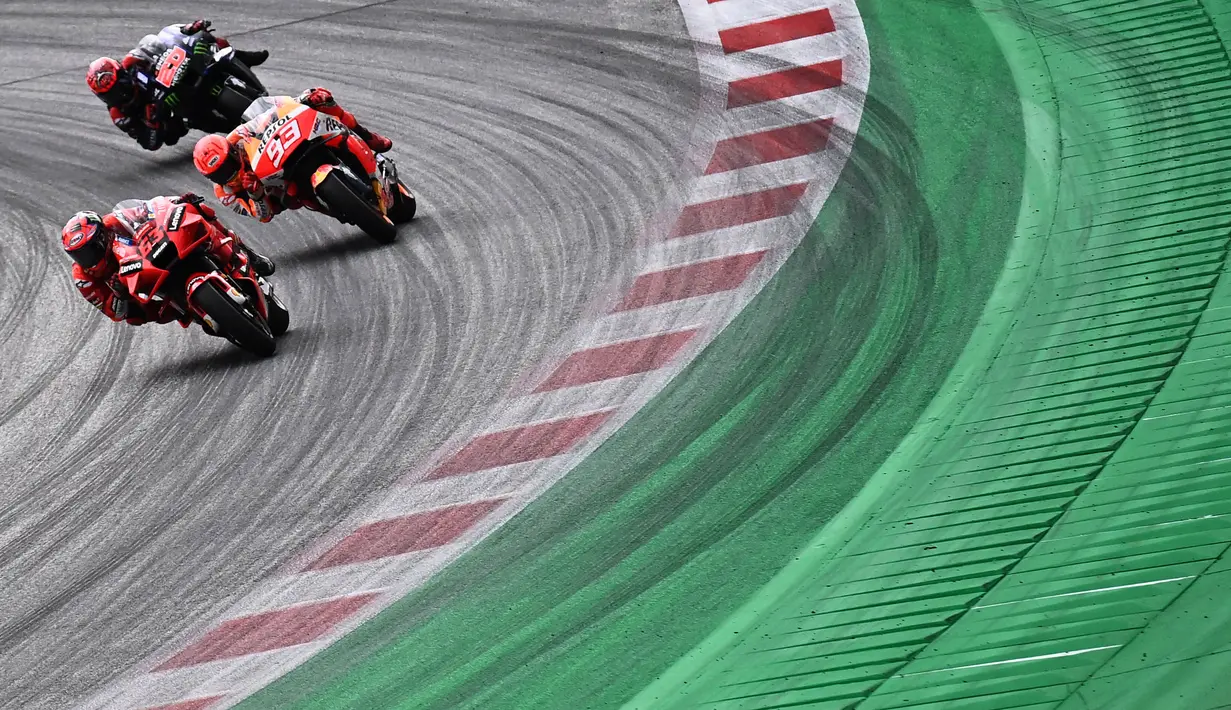 Marquez dan Quartararo terlibat persaingan ketat di 10 lap terakhir. Pembalap asal Spanyol tersebut kemudian berhasil menyodok ke posisi kedua sekaligus memberikan tekanan kepada Bagnaia. (Foto: AFP/Joe Klamar)