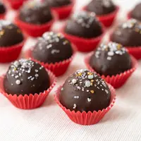 ilustrasi kue kering bola coklat/copyright by Kenishirotie (Shutterstock)
