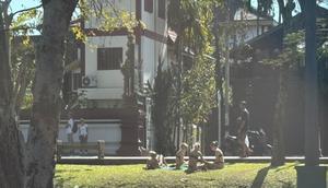 Empat turis asing yang belum diketahui identitasnya santai berjemur dengan hanya berbikini di halaman dekat kuil di Thailand. (dok. Facebook แฉเชียงใหม่ V2)