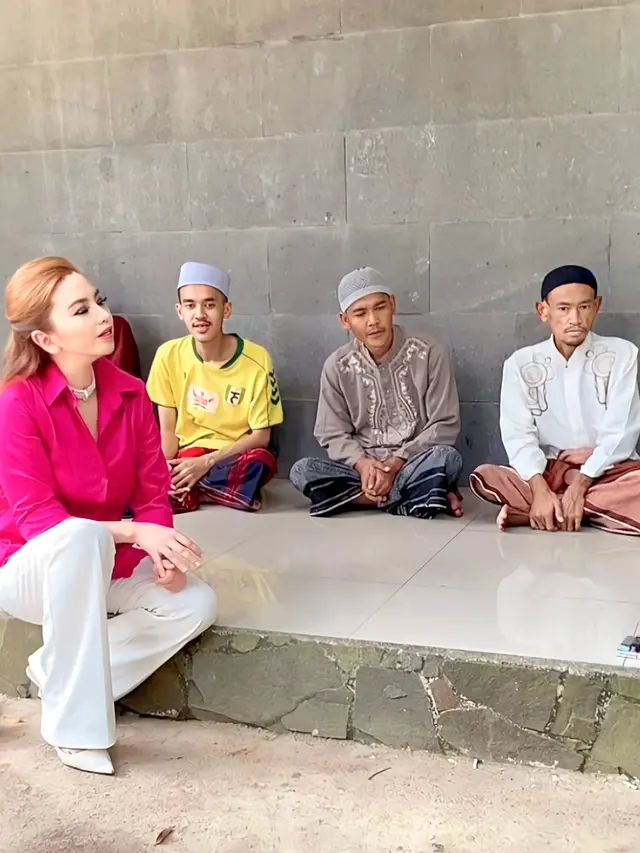 Heni Tania bersama para Orang Dengan Gangguan Jiwa (ODGJ)