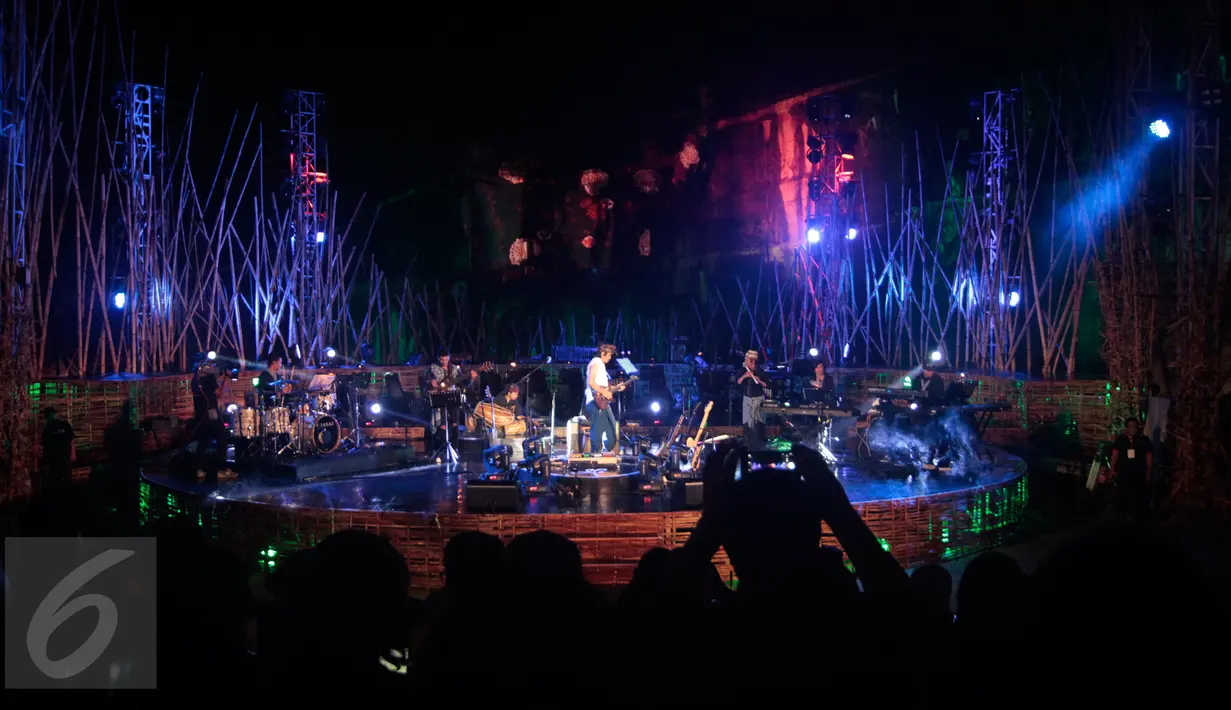 Suasana Konser gitaris Indonesia, Dewa Budjana  bertajuk ' Zentuary' di Tebing Breksi, Prambanan, Sleman, DIY, (23/11). Konser bernuansa Jawa dan Bali ini didukung musisi dan seniman seperti Sruti Respati, Cabrini Asteriska dan lainnya. (Regina Safri)