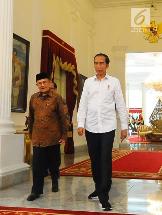Presiden Joko Widodo atau Jokowi (kanan) saat menerima kunjungan Presiden ketiga RI BJ Habibie di Istana Merdeka, Jakarta, Jumat (24/5/2019). Habibie disambut oleh Jokowi yang mengenakan kemeja putih. (Liputan6.com/Angga Yuniar)
