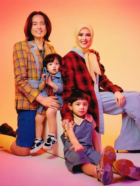 Selalu abadikan momen bersama, Roger dan Cut Meyriskan memang sudah beberapa kali jalani pemotretan keluarga di studio. Kali ini pemotretan keluarganya kembali diabadikan oleh fotografer Aldo Sinarta dengan hasil yang apik. Selain itu anak-anaknya pun sudah jago dalam berpose di depan kamera. (Liputan6.com/IG/@rogerojey)