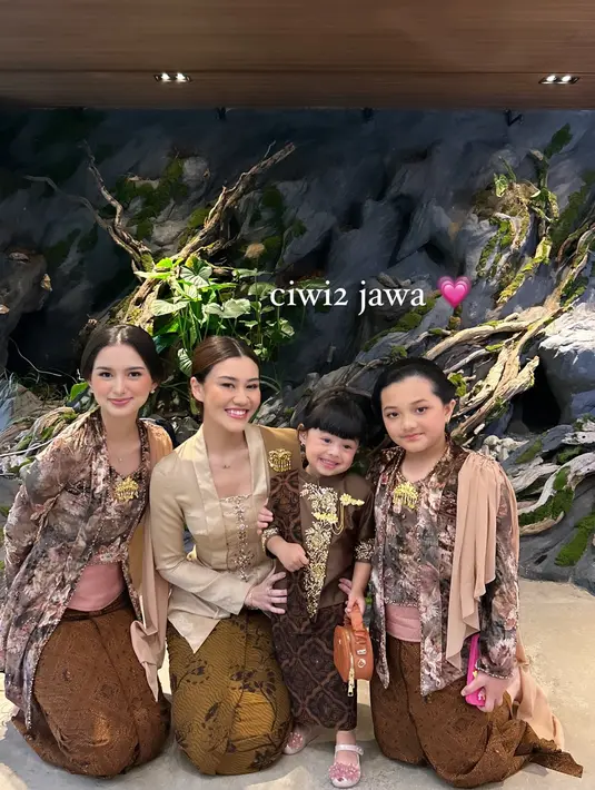Tak kalah memesona Sarah Menzel dengan kebaya bermotif warna coklat tua yang dilengkapi selendang dan kain batik. [@aaliyah.massaid/@sarahmenzel].