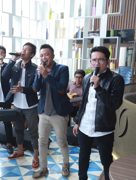 Saling support untuk menjaga mood saat menjalani rekaman. Karena mood masing masing personel berbeda-beda. (Galih W Satria/Bintang.com)