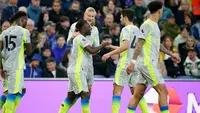 Selebrasi pemain Manchester City usai gol Jeremy Doku ke gawang Everton di Liga Inggris, 5 Mei 2026. (AP Photo/Dave Thompson)
